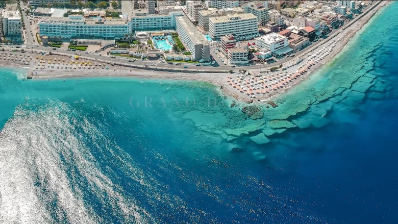 شركة سياحة هولندية تنظم عطلة تجريبية إلى اليونان كجزء من دراسة لمعرفة كيف يمكننا استئناف أنشطة ما قبل الوباء