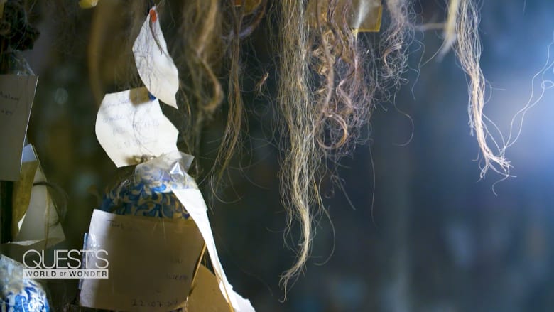 فنان تركي يجمع 16 ألف خصلة شعر من نساء من حول العالم.. والسبب؟