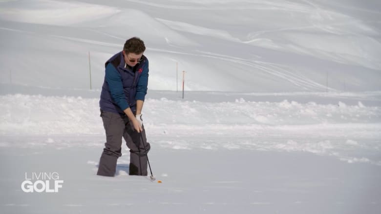 بدلا من العشب.. هكذا تلعب الغولف فوق الثلج في جبال الألب الفرنسية