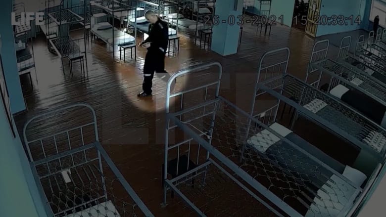 فيديو جديد يظهر أوضاع زعيم المعارضة الروسية نافالني داخل السجن.. ومخاوف من تدهور صحته