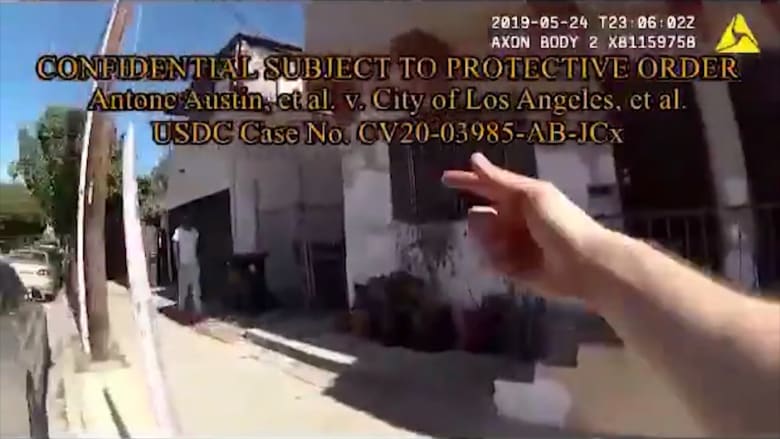كاميرا بدلة شرطي أمريكي تظهر اعتقال الرجل الخطأ لمجرد أنه أسود.. شاهد ما حدث