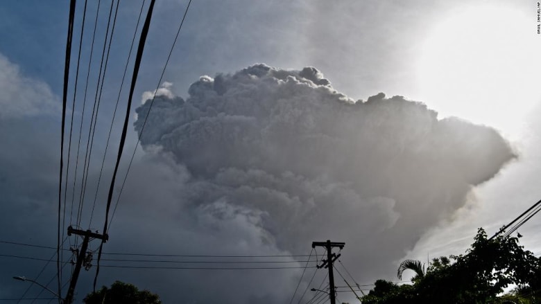 لحظات ثوران بركان "لا سوفريير".. قذف الرماد لأكثر من 4 كيلومتر نحو السماء