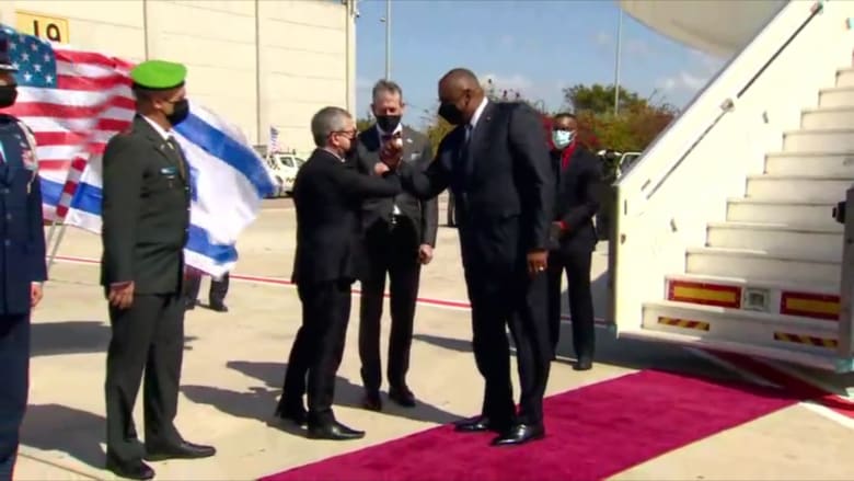 لحظة وصول وزير الدفاع الأمريكي لويد أوستن إلى إسرائيل