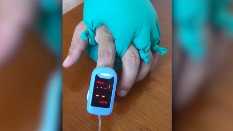 انتشار فيديو لممرضة برازيلية بعد أن توصلت لحل مبتكر لتدفئة أيدي مرضى كورونا وتوفير الراحة لهم