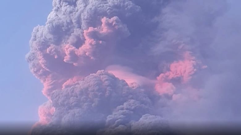 شاهد.. رماد كثيف يغطي جزيرة سانت فنسنت بعد ثوران بركان