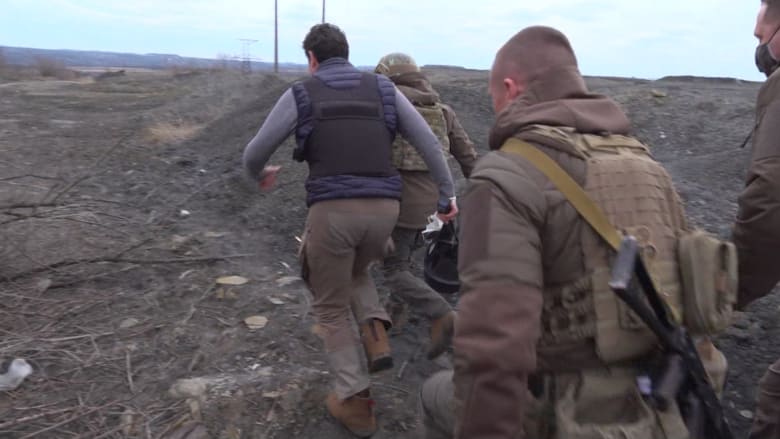 مراسل CNN ورئيس أوكرانيا يركضان قرب حدود روسيا.. ماذا يحدث على الجبهة؟