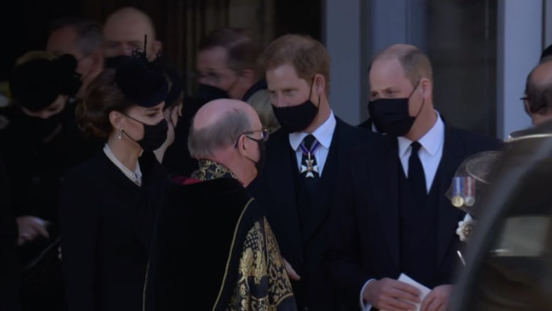 الأمير ويليام وشقيقه الأمير هاري يسيران معًا بعد نهاية مراسم جنازة الأمير فيليب