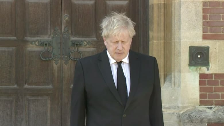 رئيس وزراء بريطانيا بوريس جونسون يقف دقيقة صمت حدادًا على الأمير فيليب