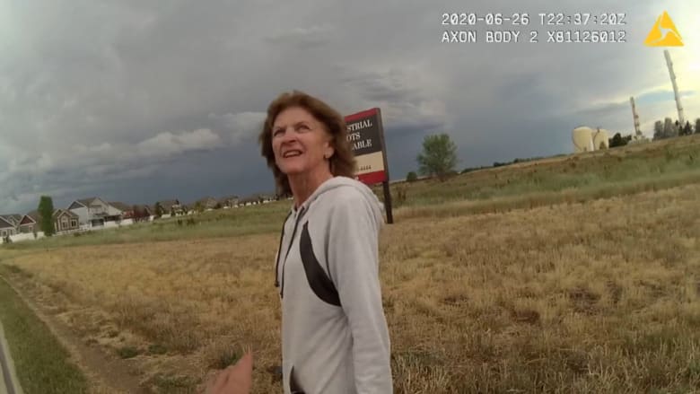 كاميرا بدلة شرطي تُظهر اعتقال امرأة مسنة من كولورادو مصابة بالخرف