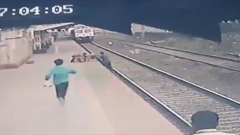 شاهد.. إنقاذ طفل من سكة قطار في اللحظة الأخيرة