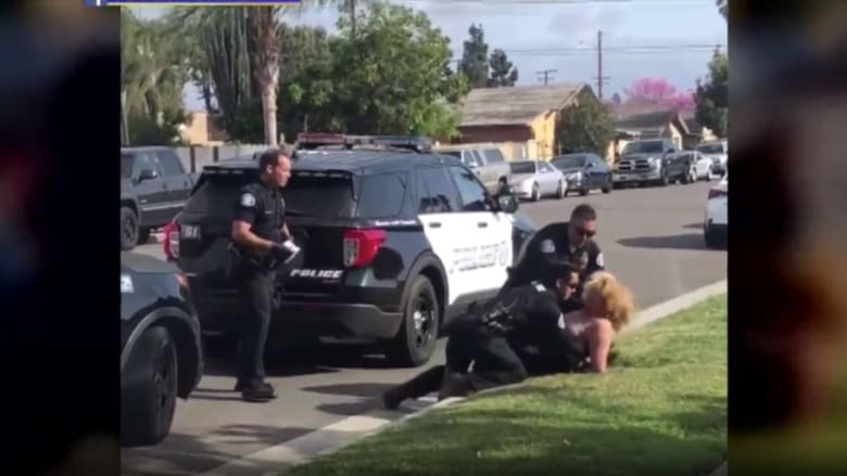 كاميرا هاتف ترصد شرطيا أمريكيا يلكم بعنف امرأة مكبلة اليدين