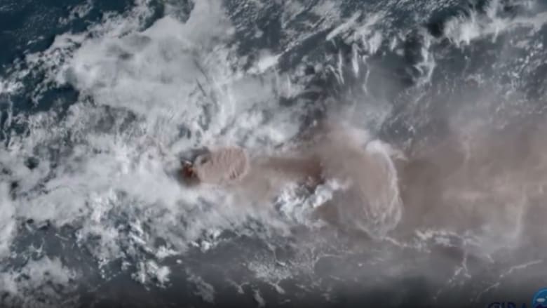 شاهد من الفضاء لحظة ثوران بركان "لا سوفرير" والجزيرة الخضراء تحولت الى صحراء