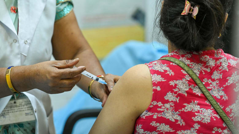 ماذا نعرف عن سلالة فيروس كورونا المنتشرة في الهند؟ وهل تحمي اللقاحات منها؟