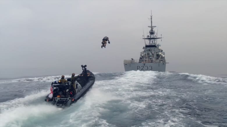 فيديو يُظهر ضابط بحرية بريطاني يقلع من قارب سريع ويهبط على سفينة ببدلة نفاثة