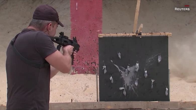 قناص سابق بالجيش الإسرائيلي يستبدل فرشاة الرسم ببنادق هجومية لخلق قطع فنية