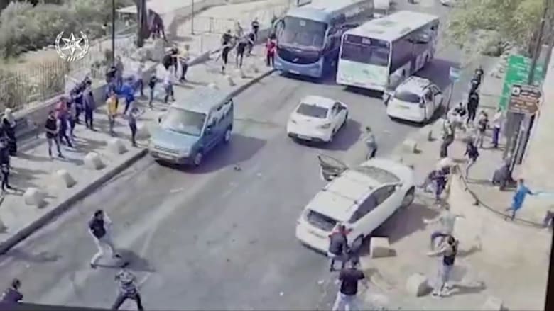 شاهد.. انحراف سيارة تعرضت لإلقاء حجارة وتضرب مشاة في القدس
