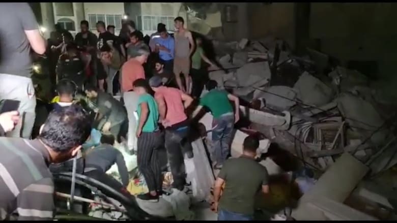 فلسطينيون في غزة يبحثون بين الأنقاض عن ناجين وجثث مع تواصل الضربات الإسرائيلية