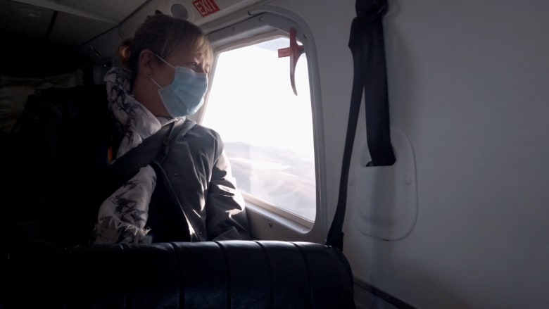 كاميرا CNN على متن مروحية مع ممرضة في مهمة لتطعيم جزيرة معزولة بأكملها