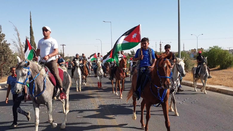 الأردن: مسيرة رمزية بالخيول تضامنا مع الفلسطينيين