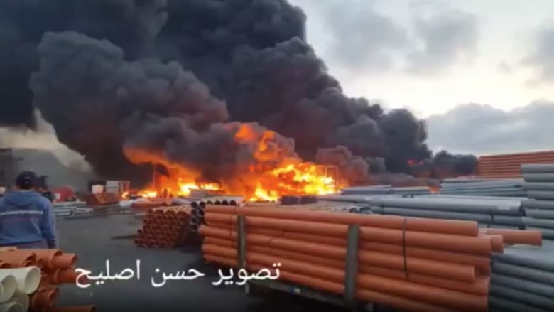 شاهد لحظة اندلاع حريق هائل بمصنع بلاستيك في غزة جراء قصف إسرائيلي