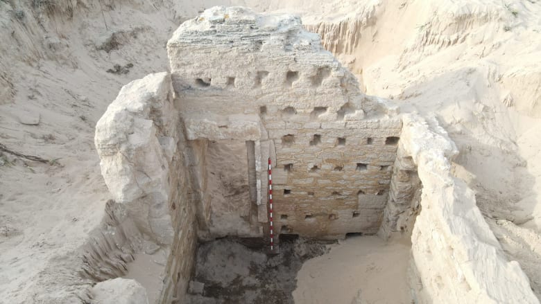 أخفتها الكثبان الرملية لمدة 2000 عام.. علماء الآثار يكتشفون مجمع حمام روماني في إسبانيا