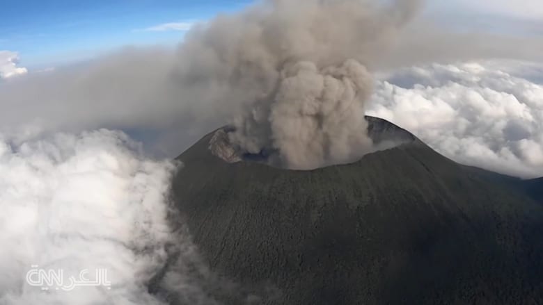 كاميرا CNN ترصد ثوران بركان جبل نيراجونجو من السماء