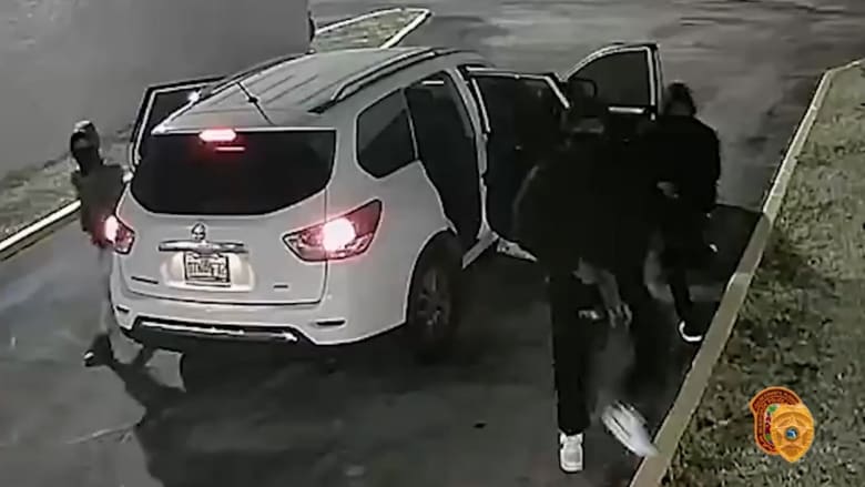 الشرطة الأمريكية تنشر فيديو لحظة ترجل مسلحين ملثمين من سيارة قبل إطلاقهم النار على رواد حفل موسيقي