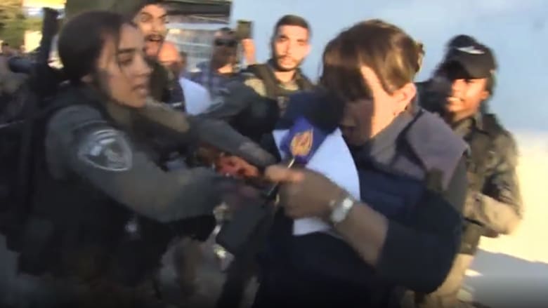 "لا تلمسوني".. مراسلة قناة الجزيرة جيفارا البديري تصرخ لحظة اعتقالها في القدس 