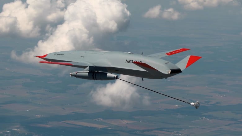 شاهد أول طائرة بدون طيار في العالم تابعة للبحرية الأمريكية تقوم بتزويد طائرة مقاتلة بالوقود