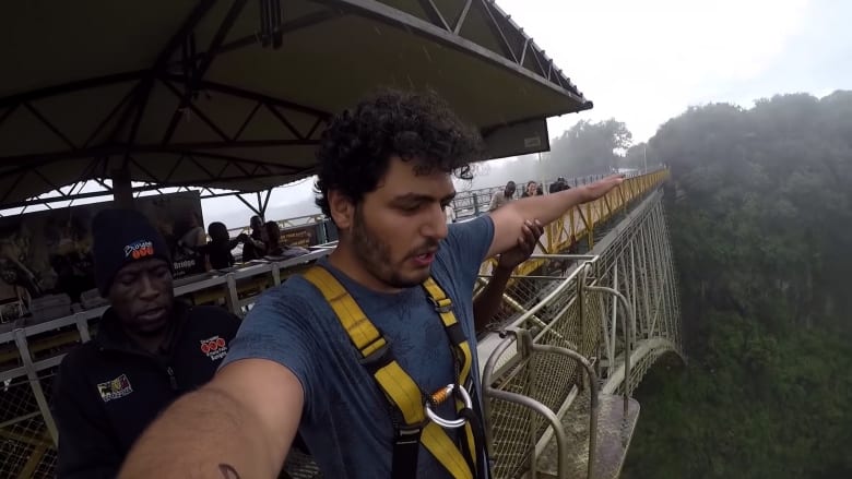 مدون السفر المصري، محمد العفيفي، يقفز من شلالات فيكتوريا