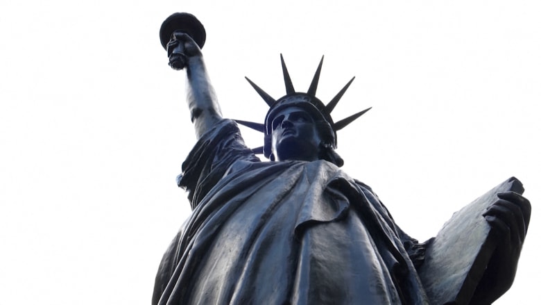 فرنسا ترسل نسخة أخرى من تمثال الحرية إلى أمريكا