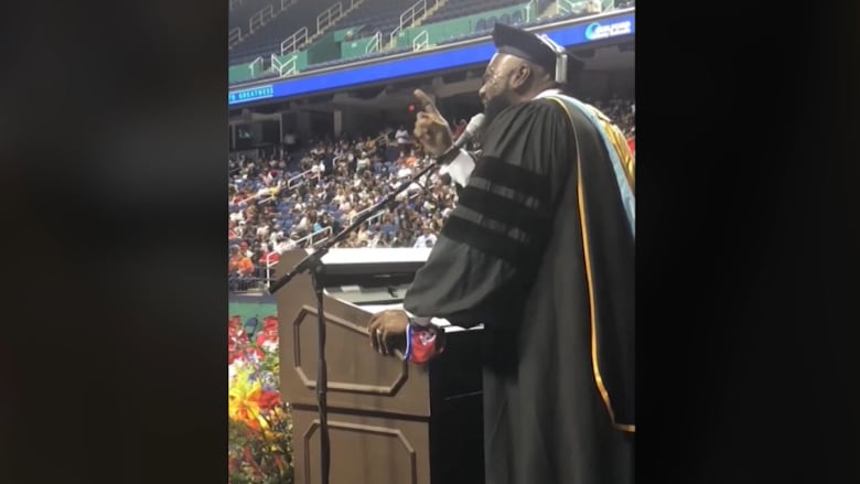 "سأحبكم إلى الأبد".. مدير مدرسة يذهل طلابه بأدائه أغنية ويتني هيوستن في حفل تخرجهم