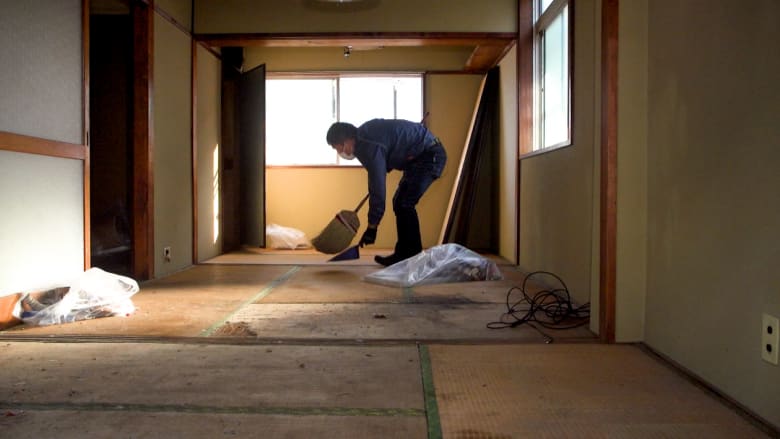 يُكتشف موتهم بعد مدة.. نظرة على خدمة تنظيف "الموت وحيدًا" المتزايدة في اليابان