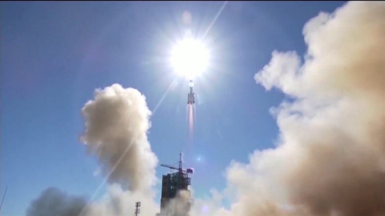 شاهد إطلاق الصين لصاروخ يحمل 3 رواد فضاء إلى محطتها الخاصة