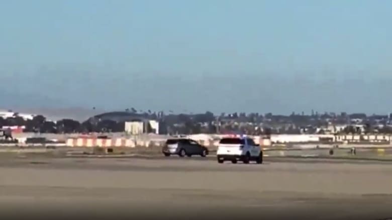 شاهد.. مطاردة خطيرة حول طائرات عملاقة تتحرك على مدرج مطار لوس أنجلوس الدولي