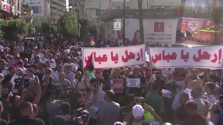 احتجاجات ضد القيادة الفلسطينية بعد مقتل نزار بنات أحد أبرز ناقدي السلطة