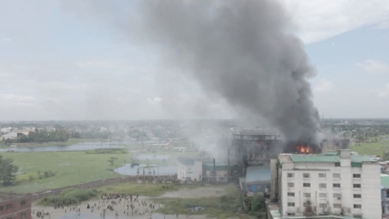 بنغلاديش حريق في مصنع عصير يودي بحياة 52 شخصًا وإنقاذ 25 آخرين