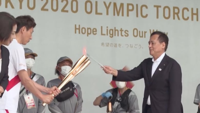 شاهد.. انطلاق اليوم الأول لتتابع الشعلة الأولمبية في طوكيو