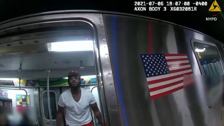 شاهد ما حدث لأمريكي من أصول أفريقية ساعد شخصا على ركوب القطار بلا رسوم