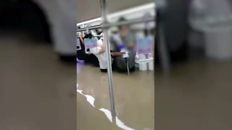 شاهد فيضانات هائلة تغمر محطات المترو وتحاصر ركابها في الصين
