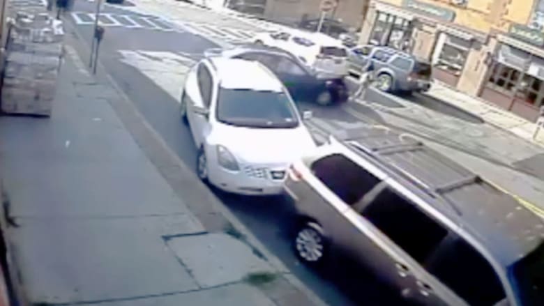 Abu Link All Arabic News شاهد لحظة إنقاذ رضيعة علقت تحت سيارة بعد حادث مروري مرو ع