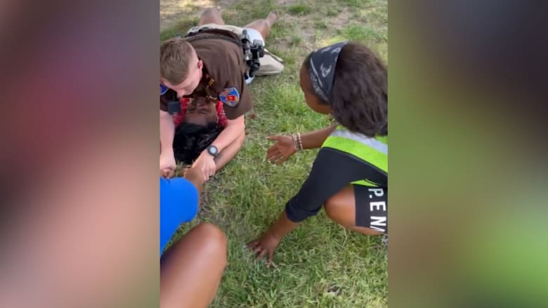 فيديو يُظهر توسل عائلة لضابط شرطة يجثو فوق شابة سوداء: "لا أستطيع التنفس"