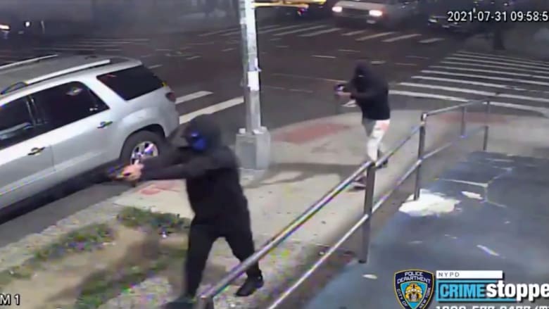 شاهد لحظة إطلاق مسلحين النار في نيويورك على حشد.. وإصابة 10 أشخاص بجروح