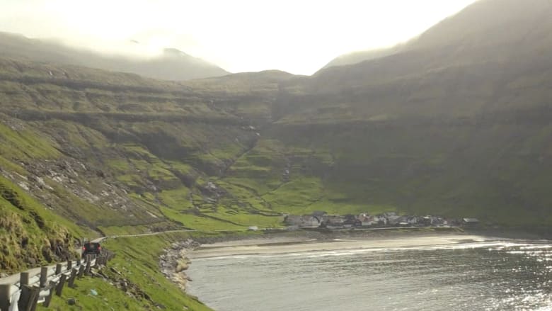 جبال وشلالات تشبه مشهدًا من The Lord of the Rings.. إليك ما يجعل جزر فارو وجهة تستحق الزيارة