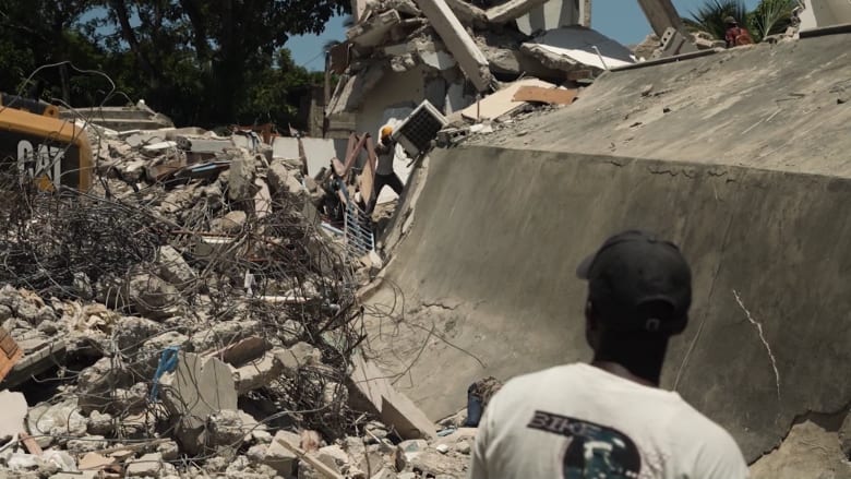 زلزال هايتي.. البعض يحاول الحفر للمساعدة وآخرون يبحثون عن الخردة المعدنية ومكيفات الهواء