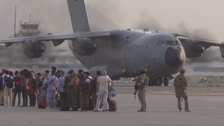 إجلاء 10 آلاف أفغاني من مطار كابول وسط عملية تسارع محفوفة بالمخاطر