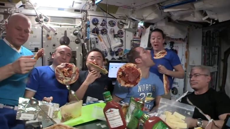 رائد فضاء يشارك فيديو لحفلة البيتزا أقيمت في محطة الفضاء الدولية