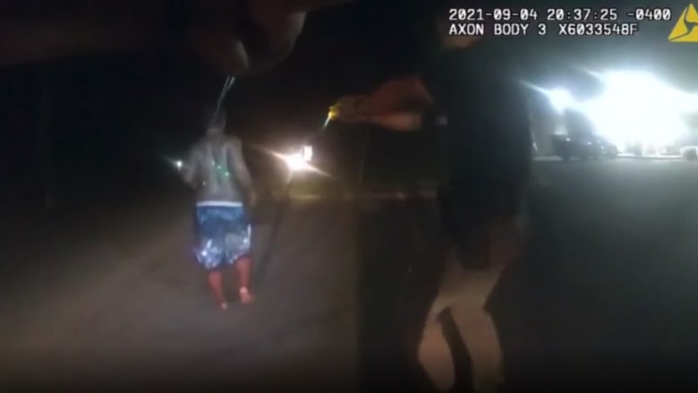 كاميرا ترصد لحظة صعق الشرطة الأمريكية لشاب مصاب بالتوحد في الشارع