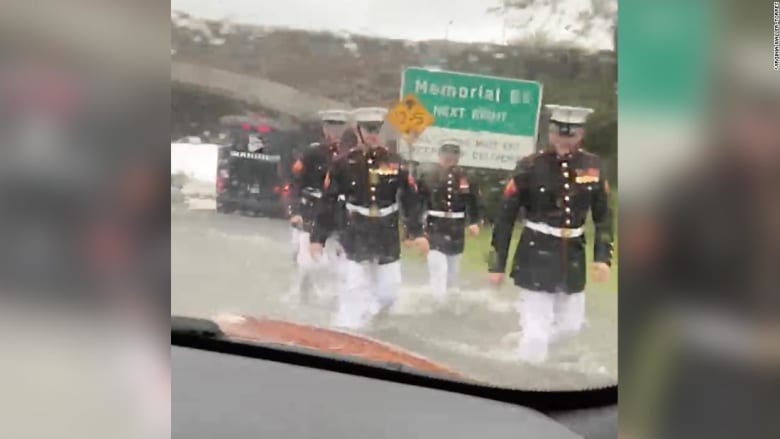 شاهد رد فعل جنود أمريكيين عندما رصدوا سيارة عالقة وسط الفيضانات