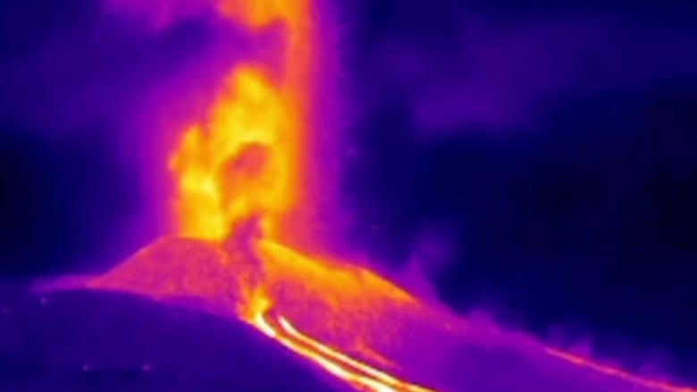 بالأشعة تحت الحمراء.. شاهد لحظة تدفق الحمم من بركان جزر الكناري